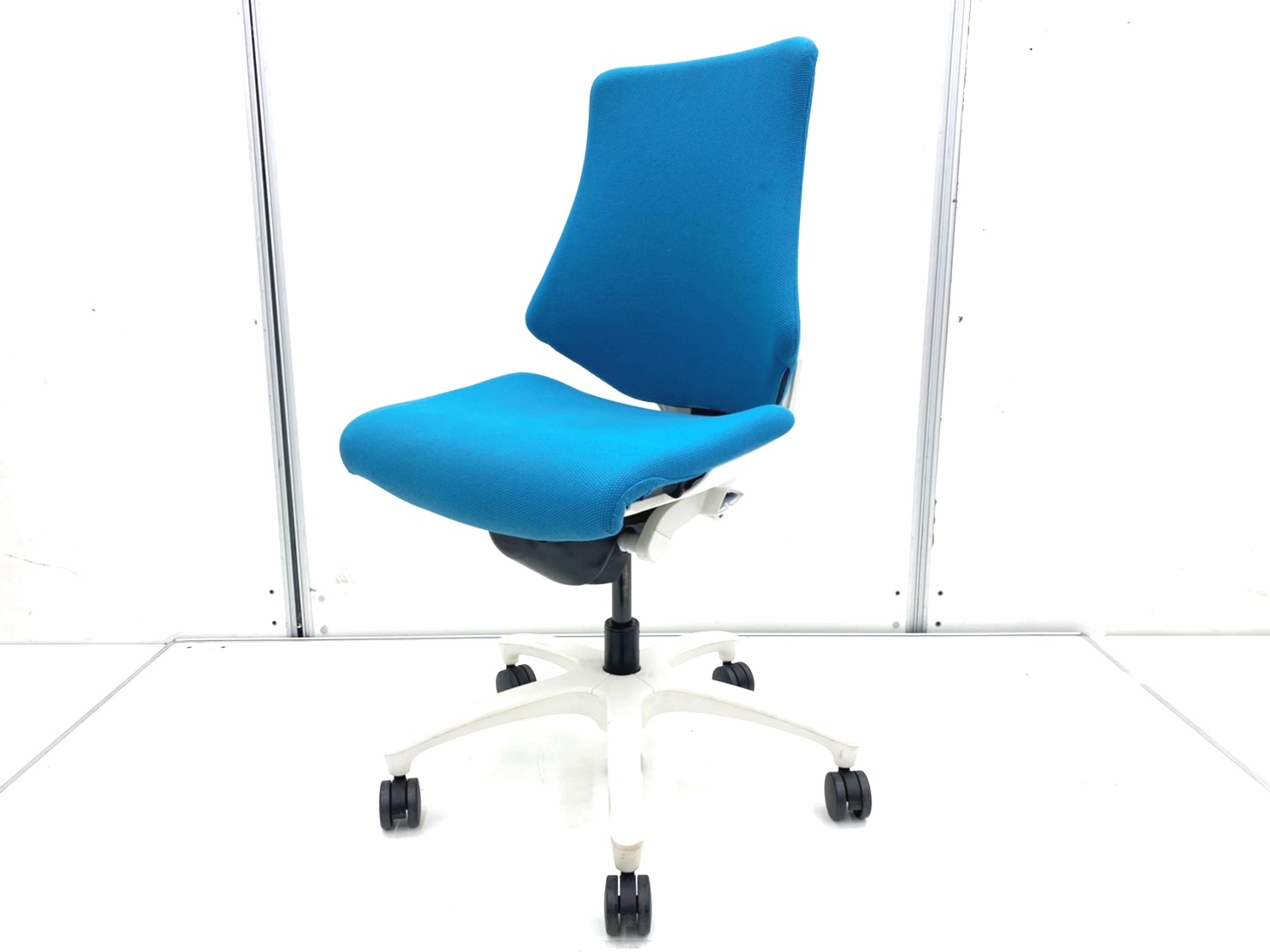 【女性に人気なむくみ軽減できるチェア！】イトーキ（ITOKI）エフチェア　■色：ストロングブルー　肘無し
                        エフ
                                    中古
            