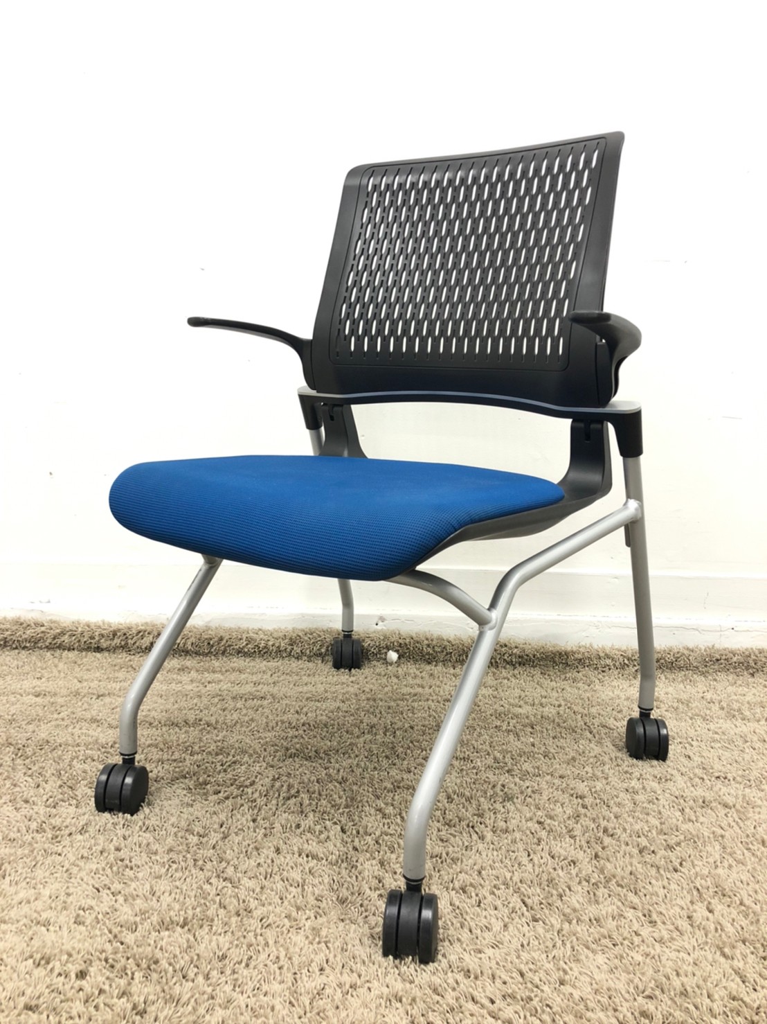 【リラックスできる肘付タイプ！】■コクヨ製　ネスティングチェア　プルシアンブルー　■スタイリッシュなデザイン！上質な座り心地！
                        オルディナ
                                    中古
            