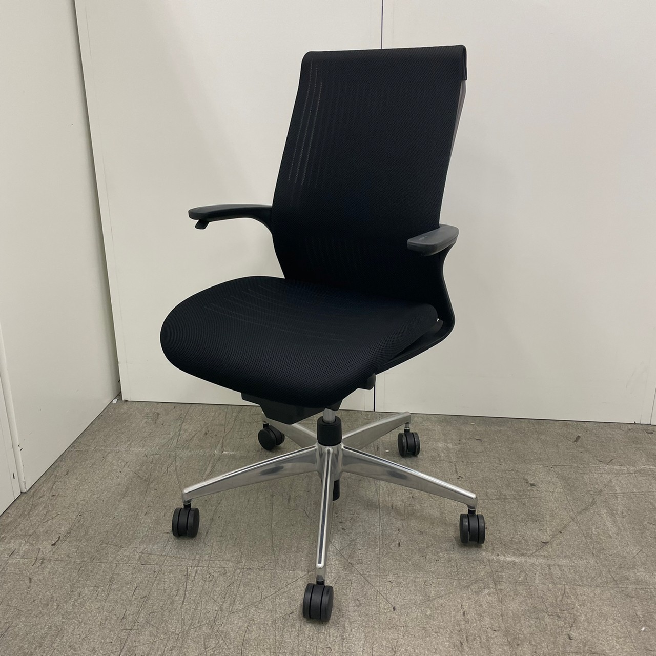 コクヨ製　M4シリーズ　定番のブラックカラー　肘付きハイバックチェア入荷！！
                        エムフォー（アルミ脚）
                                    中古
            