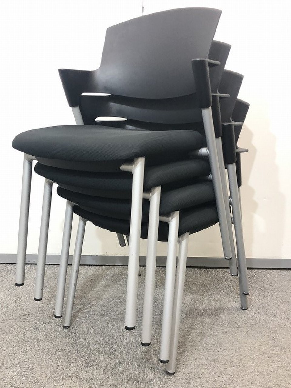 4脚1セット！【シンプルデザインのミーティングチェア！】
使わない時には重ねて収納可能です！
                        プロッティ（キャスターなし）
                                    中古
            