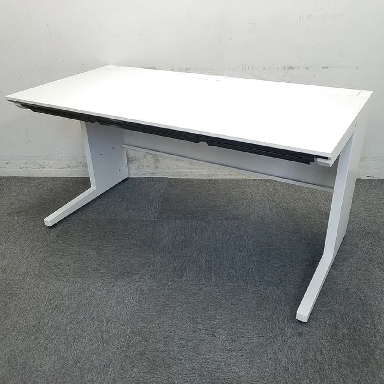 【KS】【充実のワークスペースで仕事がはかどる！】■コクヨ製　平机　W1400mm　ホワイト　■広々使えてソーシャルディスタンスも確保！
                        アイエス
                                    中古
            