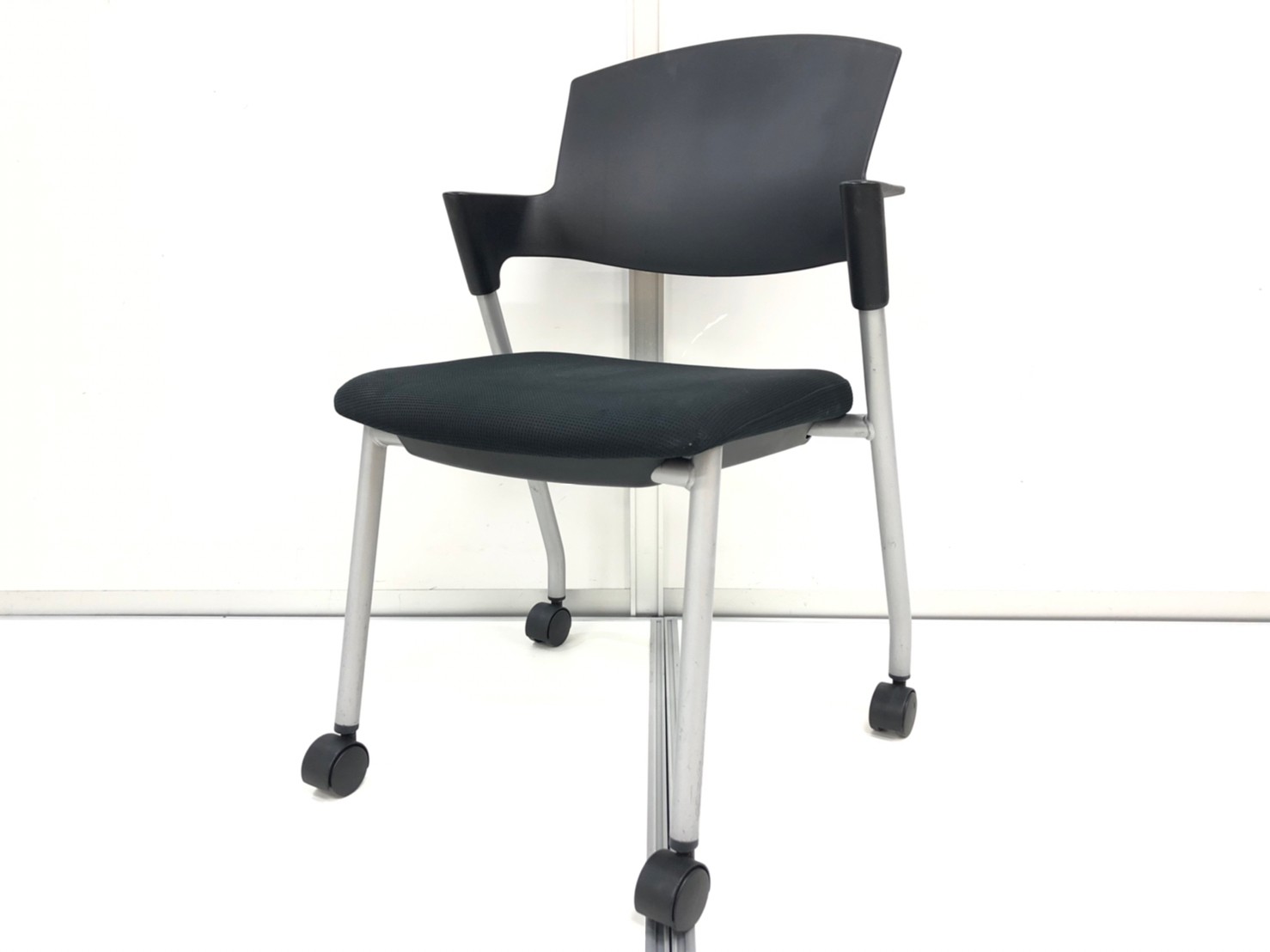 【買い足し・ちょっとした会議用にいかがでしょうか？】コクヨ製/プロッティ/ブラック
                        プロッティ（キャスター付）
                                    中古
            