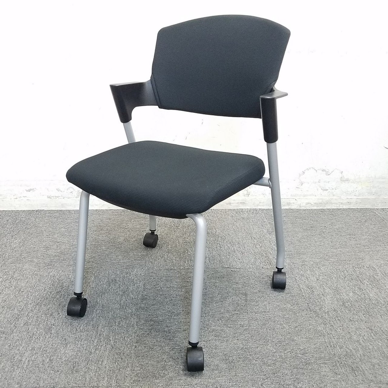 【4脚入荷】コクヨ製｜プロッティ｜どんな空間にも馴染むシックなブラック☆定番スタッキングチェア入荷致しました☆中古　スタッキング　チェア　リサイクル
                        プロッティ（キャスター付）
                                    中古
            