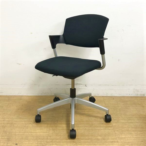 【定番シリーズがミーテイングタイプで入荷】肘に細かい傷あります　コクヨ　プロッティ　ブラック　背パッド付
                        プロッティ（キャスター付）
                                    中古
            