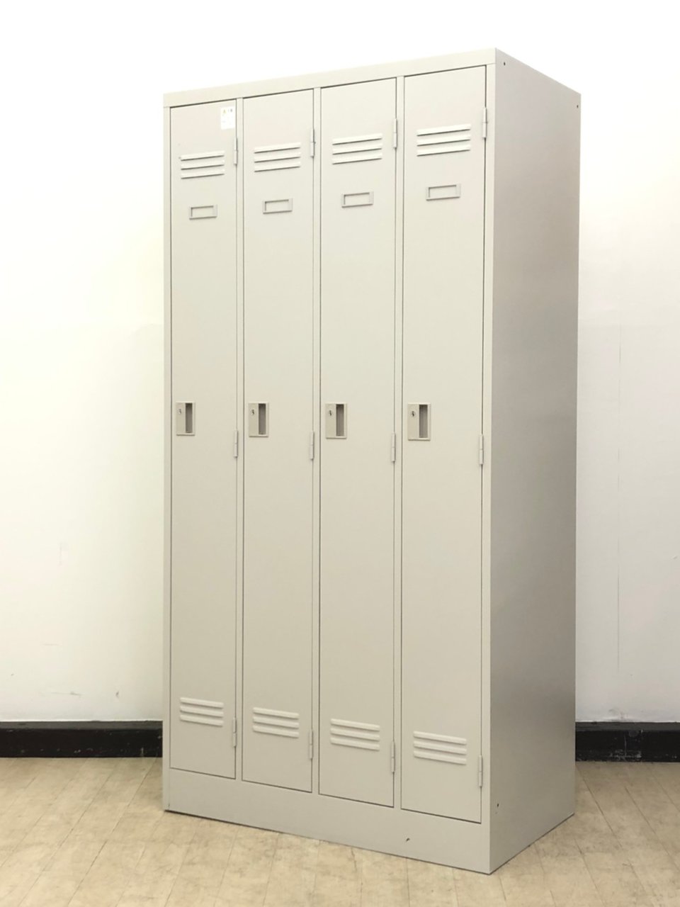 【定番のロッカー】ロッカーと言えばみんな仲良く4人用※鏡ついてます◆イトーキ製
                        J型
                                    中古
            