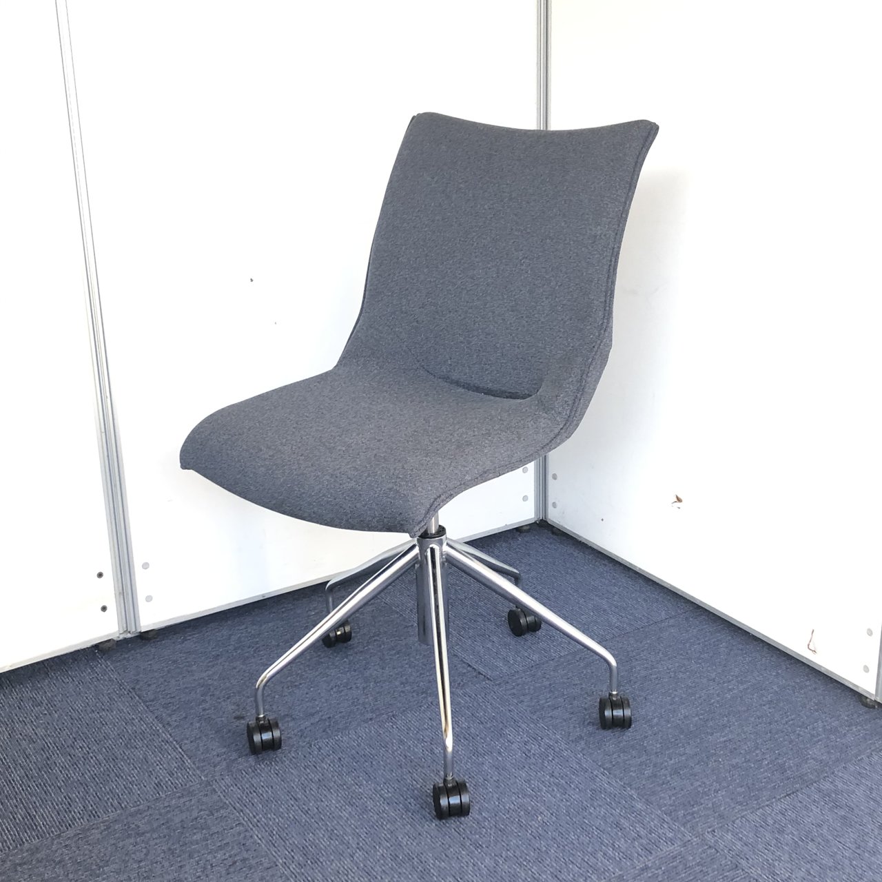 高級感あふれるミーティングチェア。定価82,800円　｜なめらかな肌触り｜上下昇降タイプ｜5本脚｜
                        その他シリーズ
                                    中古
            