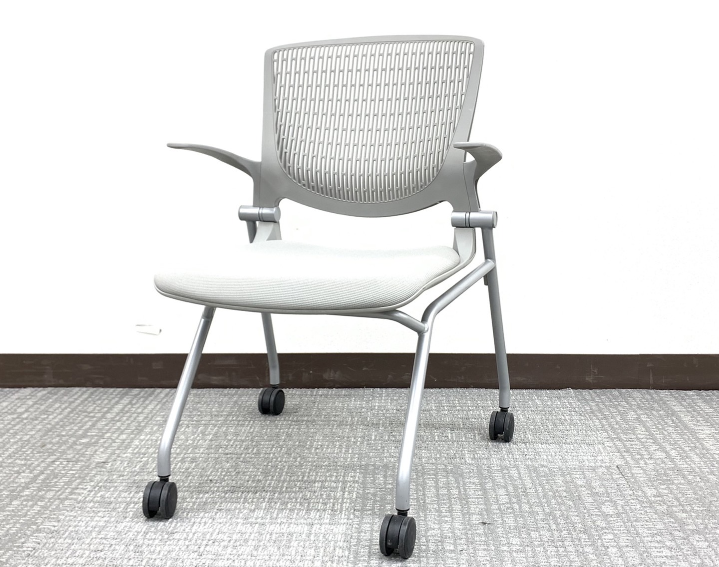 【在庫入替セール！】【2014年製】揃います！！オカムラ/グレー 会議用チェア グラータ（Grata）※肘付き仕様◆オカムラ製
                        グラータチェア
                                    中古
            