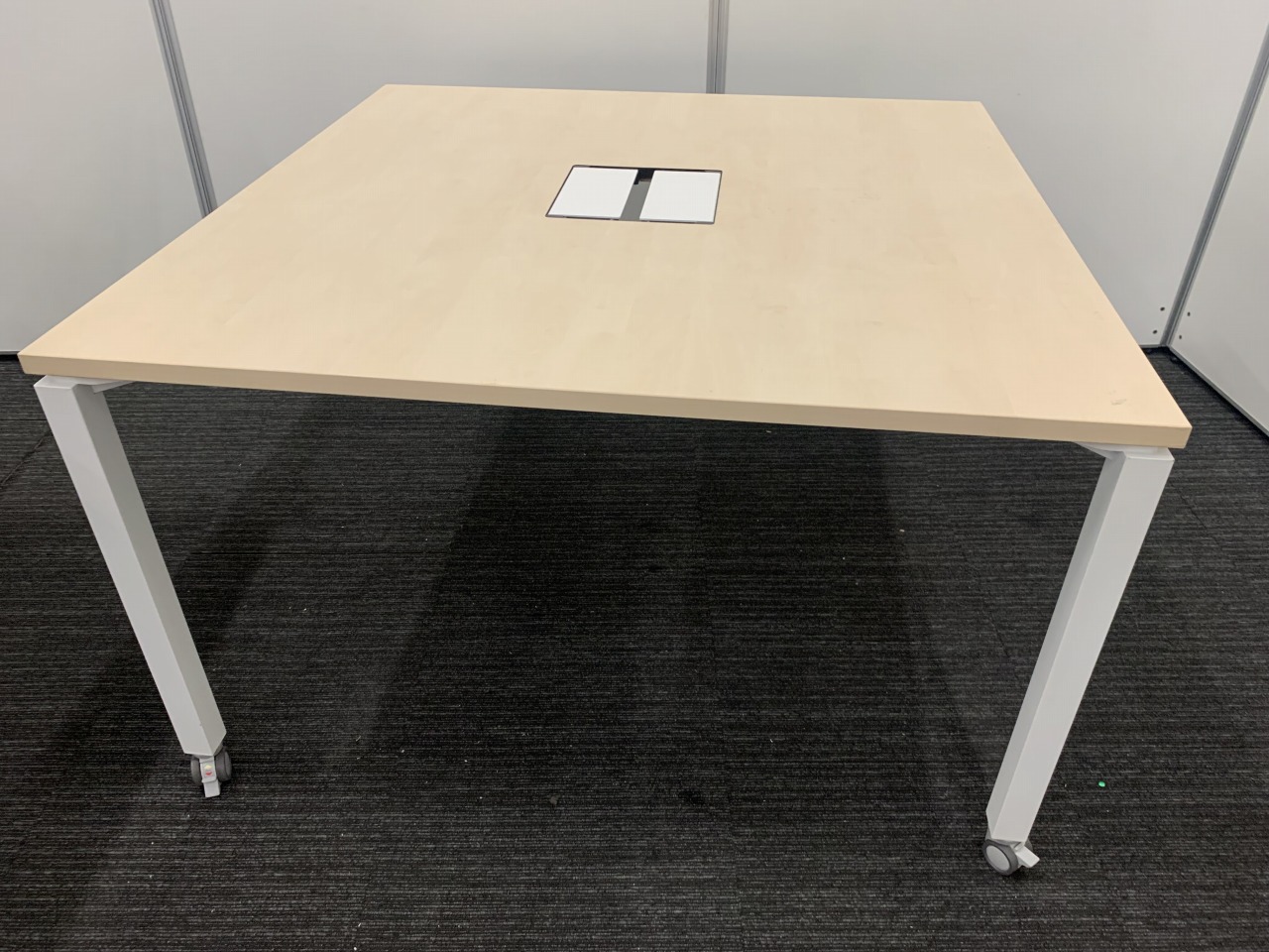 ワークフィットシリーズ　WORKFIT　キャスター付き（ロック付き）
                        その他シリーズ
                                    中古
            