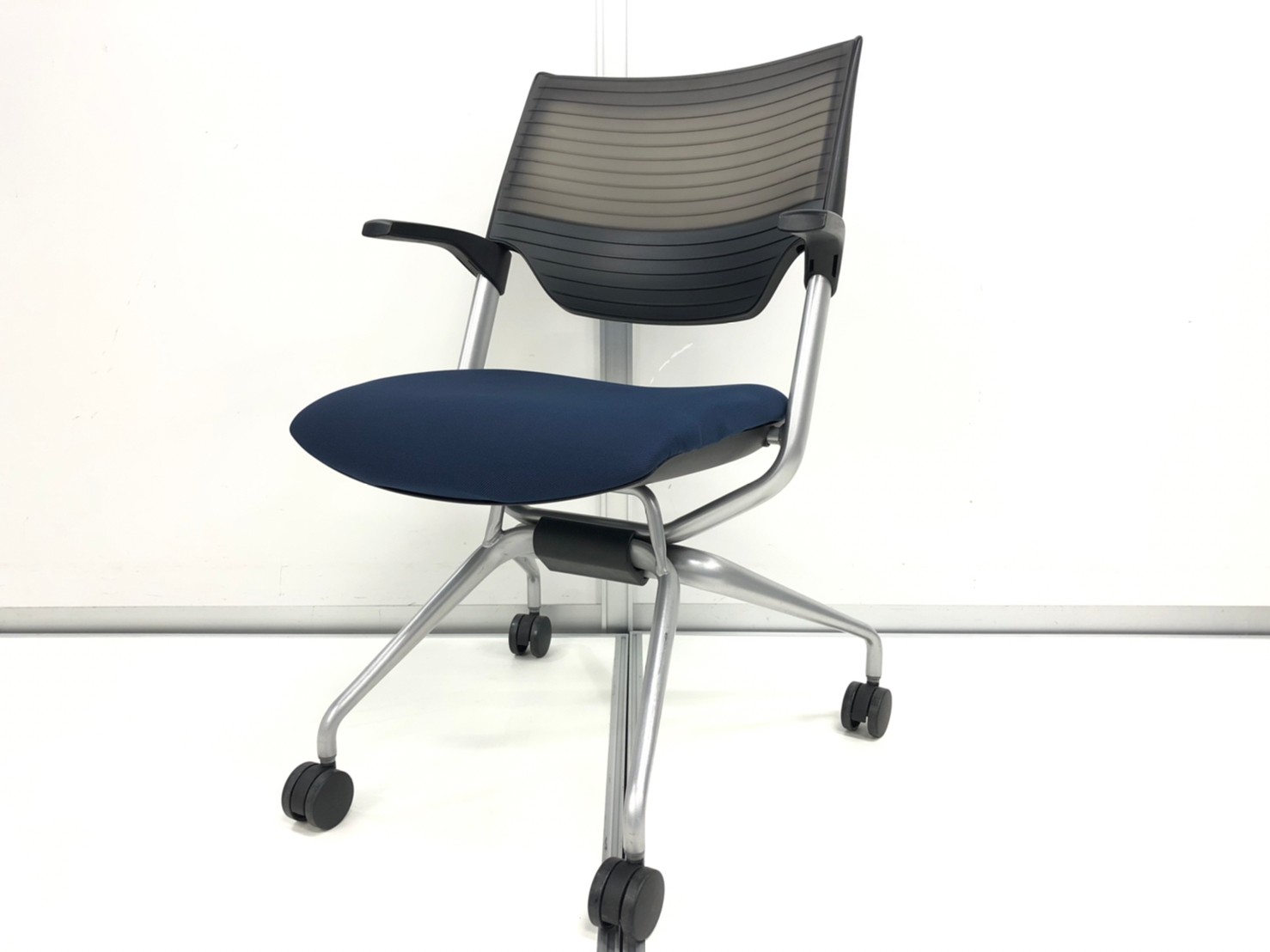 【良質！快適チェア入荷！】グッドデザイン賞を受賞したお洒落なチェア！■イトーキ/レクシブシリーズ　肘付きタイプ【 ミーティングチェア】
                        レクシブ
                                    中古
            