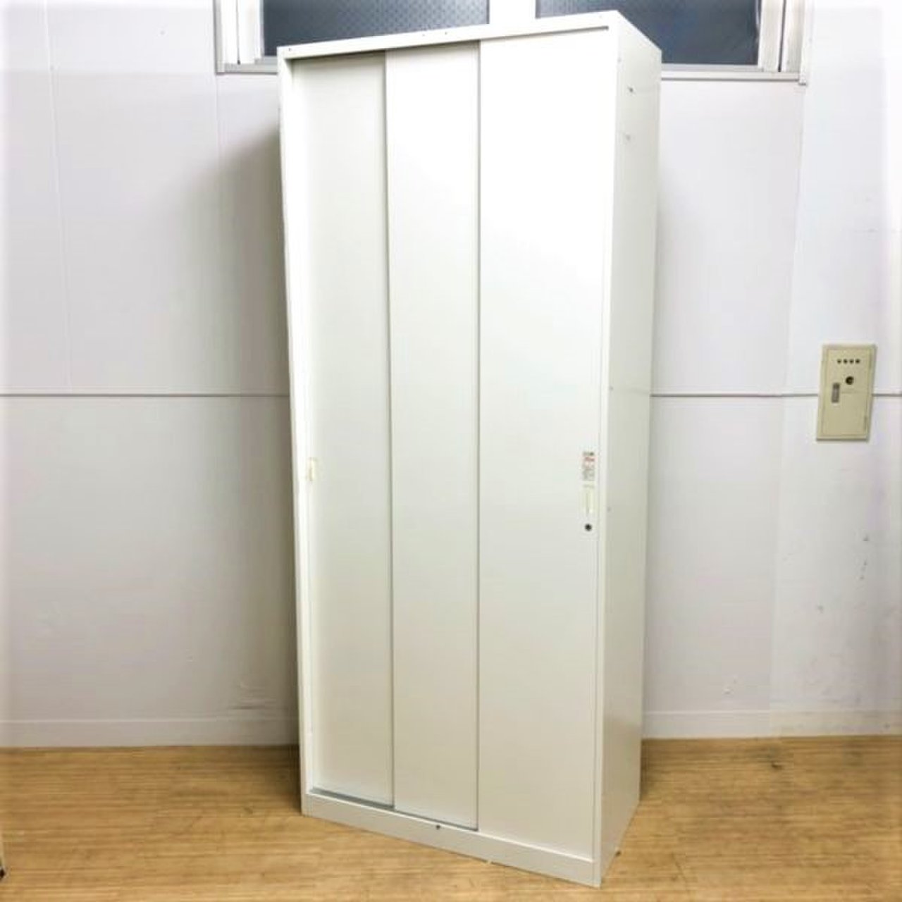 【希少品入荷！】
3枚引き戸の1本書庫！
オカムラ_レクトラインシリーズ！
【省スペースな優れもの！】
                        レクトライン
                                    中古
            