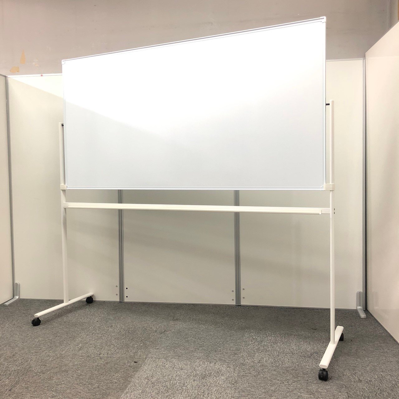【自立式ホワイトボード入荷！！】W1800　脚付両面タイプ！
                        その他シリーズ
                                    中古
            