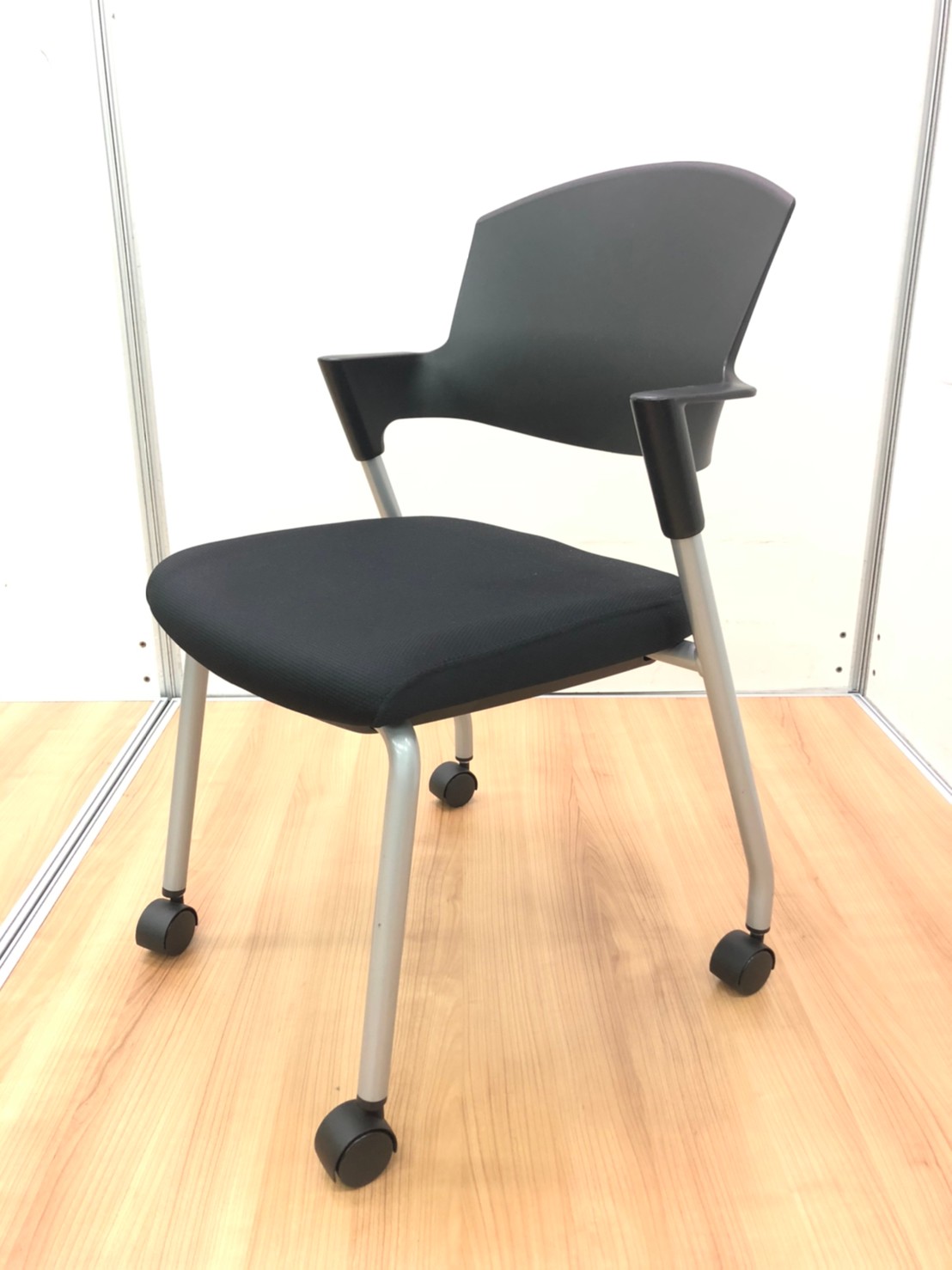 2017年製【会議用や休憩室に】プロッティは人気です！安心してご利用頂けます！【イケてるブラック】
                        プロッティ（キャスター付）
                                    中古
            