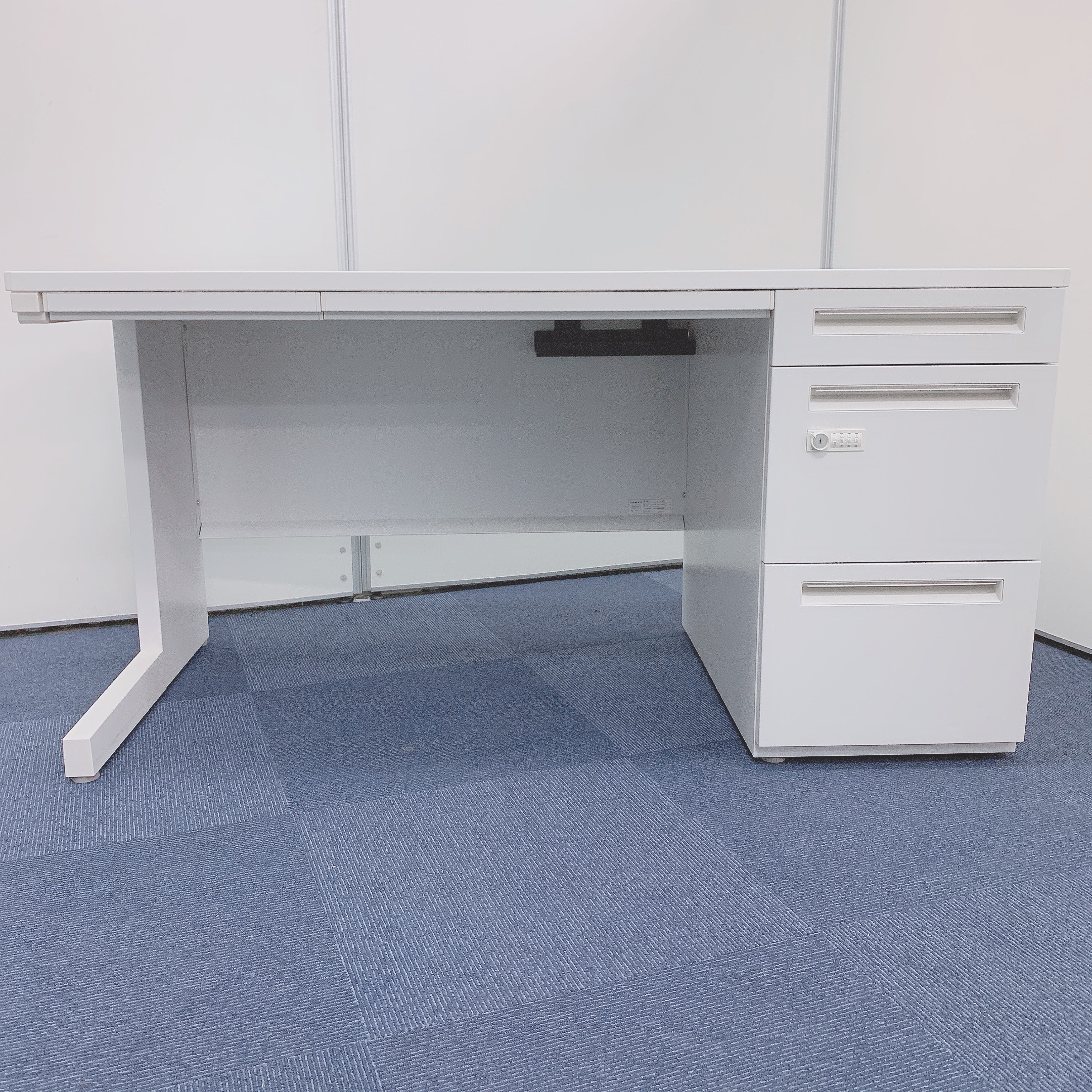 片袖机　ダイヤル式　ホワイト　内田洋行　JOIFA307　横幅１，４００　役員　SFP1400PS　5-110-6650
                        スカエナ デスク
                                    中古
            