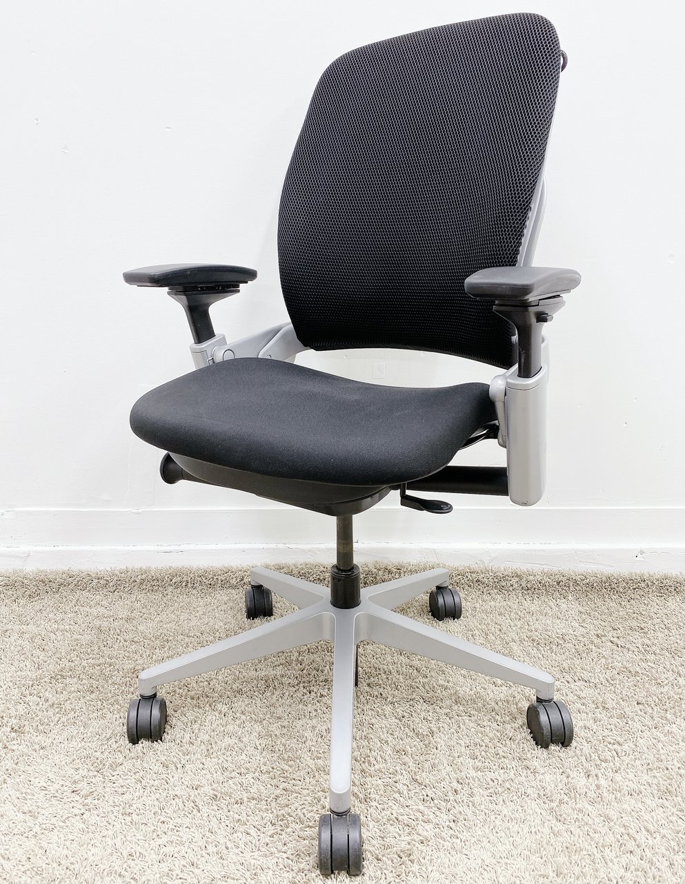 【KS】【座り心地にこだわるならコレ！】■スチールケース製　リープチェアV2　ブラック　■エルゴノミクスの視点から誕生した快適！
                        リープチェア（V2タイプ）
                                    中古
            