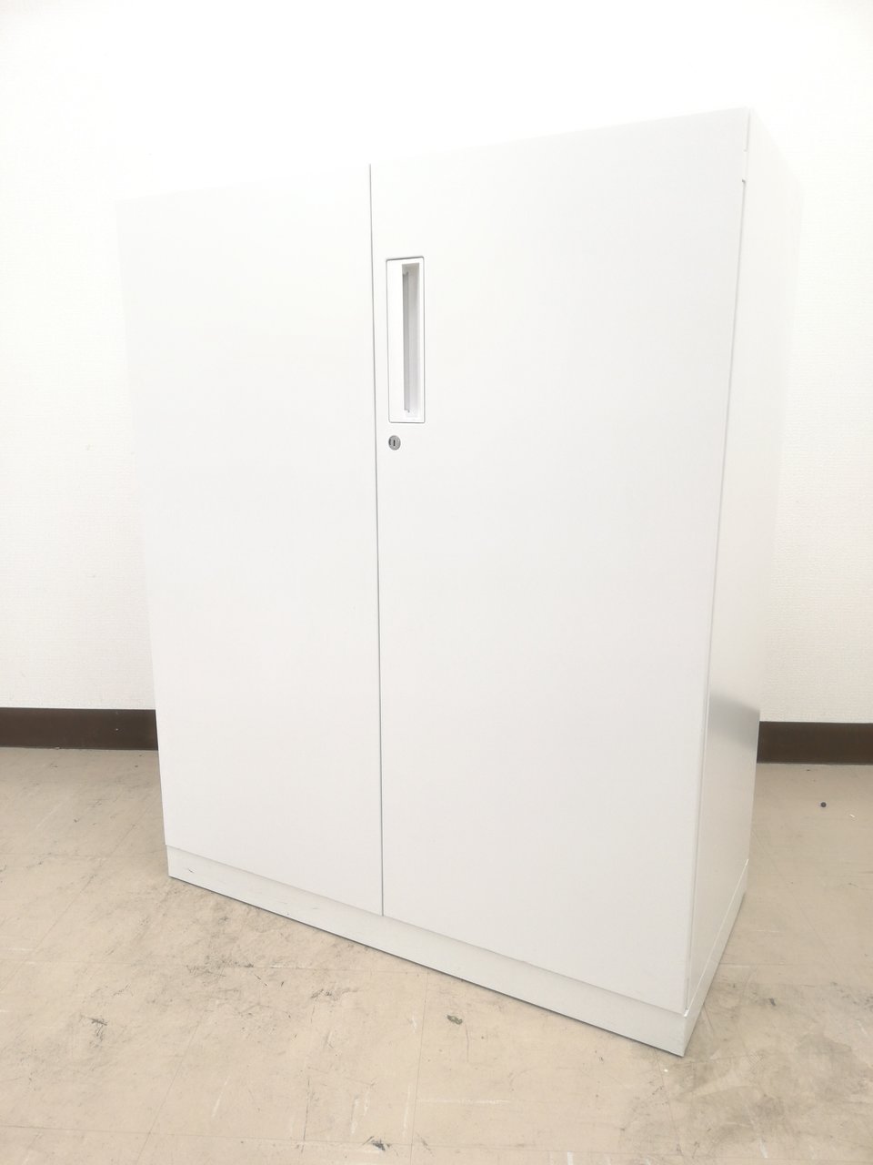 【関東倉庫在庫品】コクヨ製・『エディア』両開き書庫　ローキャビタイプ大量入荷！珍しい奥行500㎜タイプ！！清潔感のあるホワイトカラー！起業・移転等でまとまった数が必要な方におすすめです！！※天板無し（管理番号：A01037731)【HU】
                        エディア
                                    中古
            