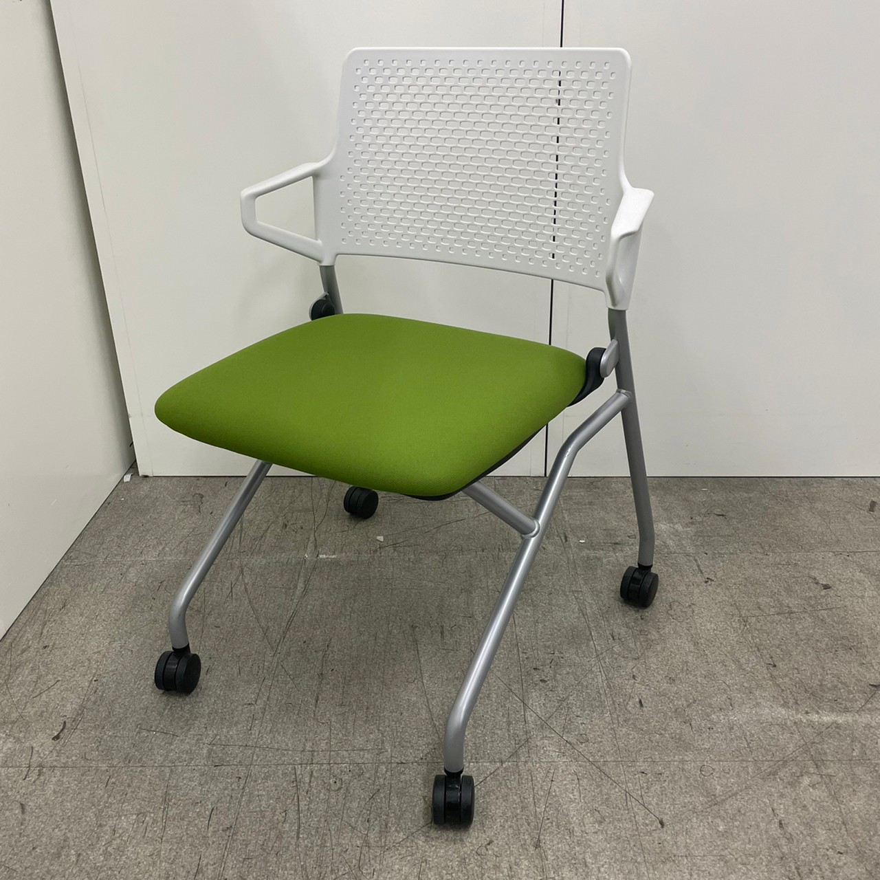 ウチダ製　グリーンカラー　ネスティングチェア！！
                        その他シリーズ
                                    中古
            