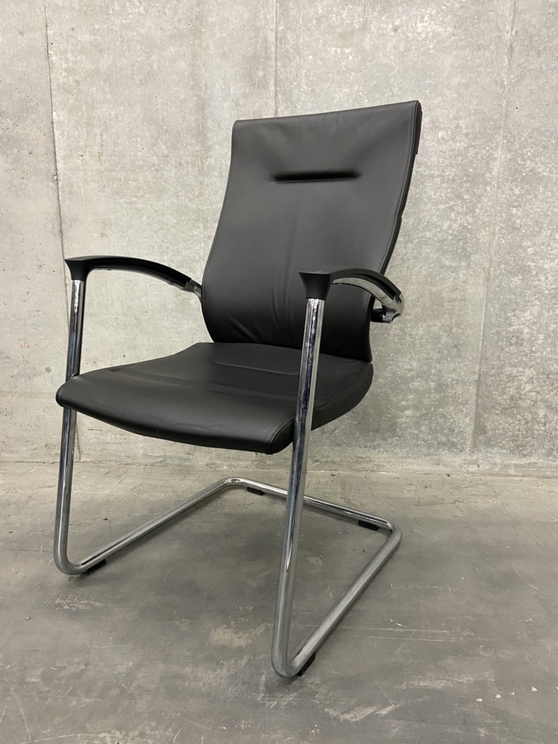 【関東倉庫在庫】イトーキ製・『スピーナ　ミーティングチェア』タイプ入荷！高級なミーティングチェアで長時間の会議環境も、快適な空間に！！レザー生地でより高級感のあるチェアとなっております！！弊社使用欄：【A00816407】
                        スピーナ（クロスタイプ）
                                    中古
            