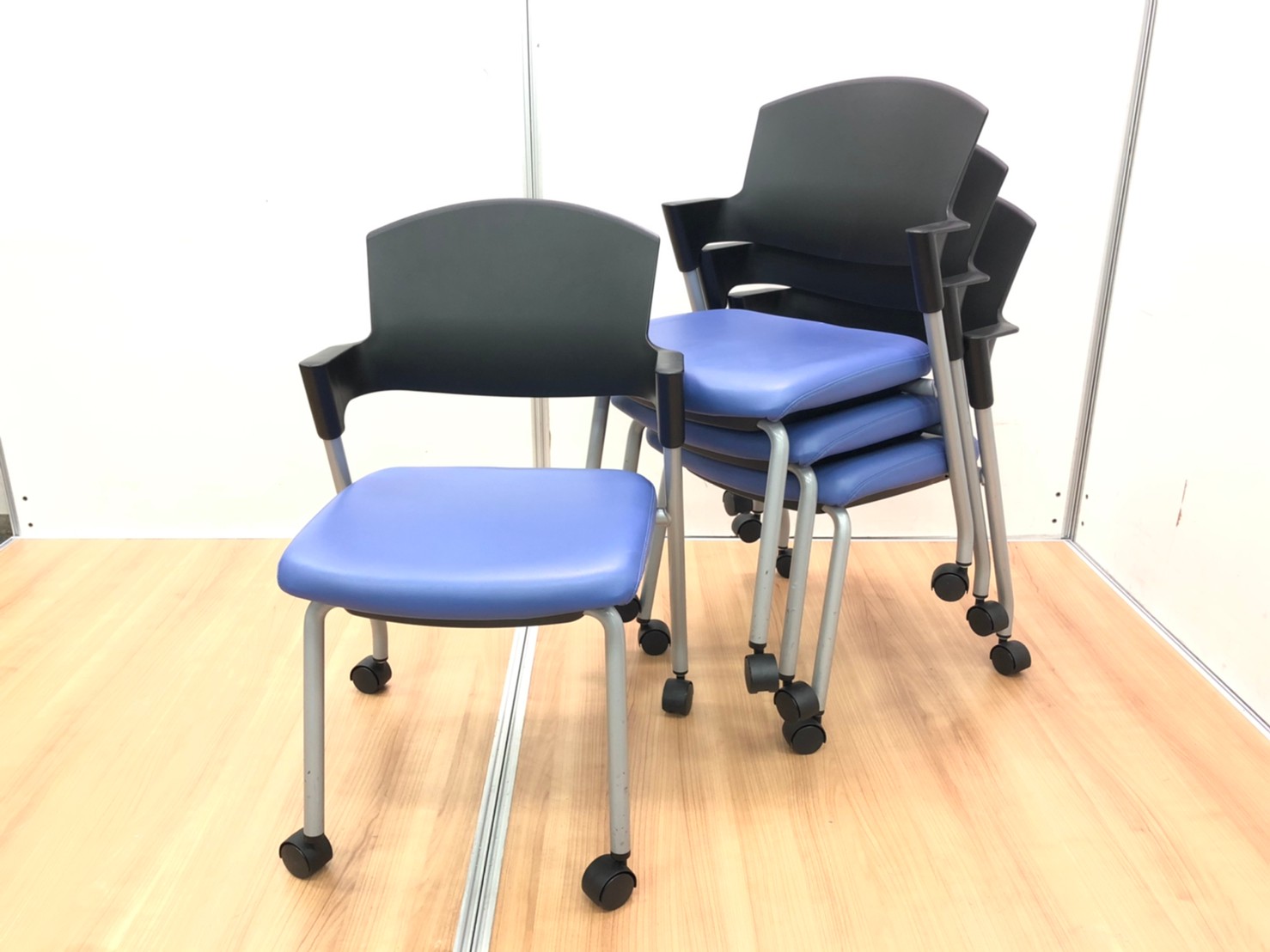 お得な4脚セット/汚れにくいエコPVCレザー/ミディアムマリン/コクヨ
                        プロッティ（キャスター付）
                                    中古
            