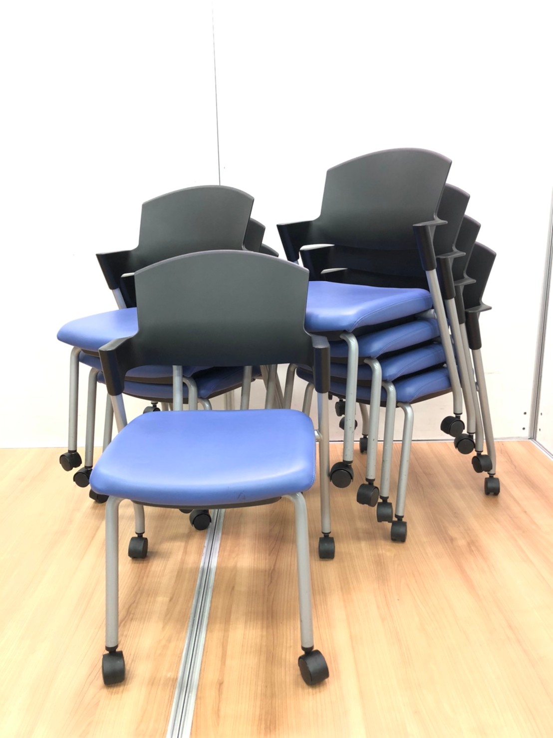 お得な8脚セット/汚れにくいエコPVCレザー/ミディアムマリン/コクヨ
                        プロッティ（キャスター付）
                                    中古
            