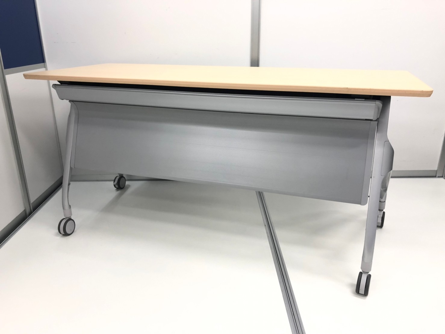 【対面会議が少ない時代ですが、、、】
ちょっとした打合せや作業用におすすめのフォールディングテーブル！
■コクヨ/エピファイ
                        エピファイ
                                    中古
            