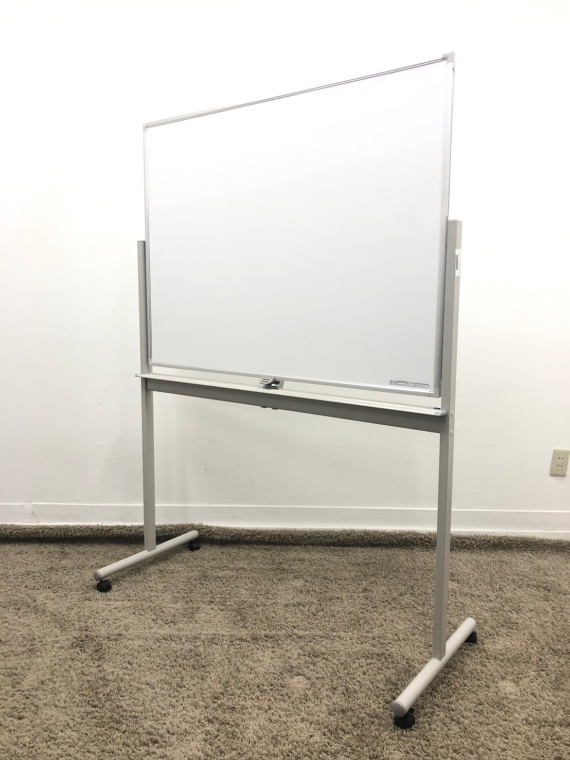 【KS】【省スペースに使える！】■ウチダ　脚付ホワイトボード　W1200mm　両面タイプ　
                        その他シリーズ
                                    中古
            