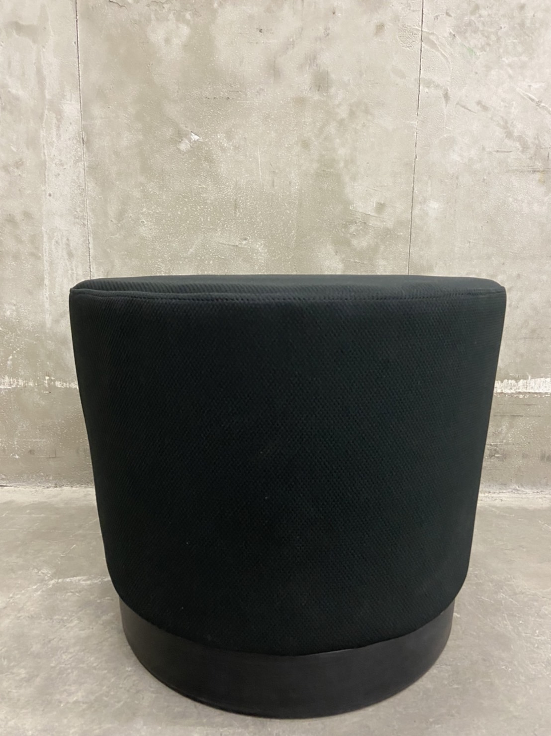 【関東倉庫在庫】オカムラ製・『mellow(メロウ)』シリーズ！！中古品では珍しいデザインのスツール！移動しやすいキャスター式！
スツールにはないオシャレなデザインで休憩室や会議室、空間をかえてくれます！弊社使用欄【A00824448】
                        その他シリーズ
                                    中古
            