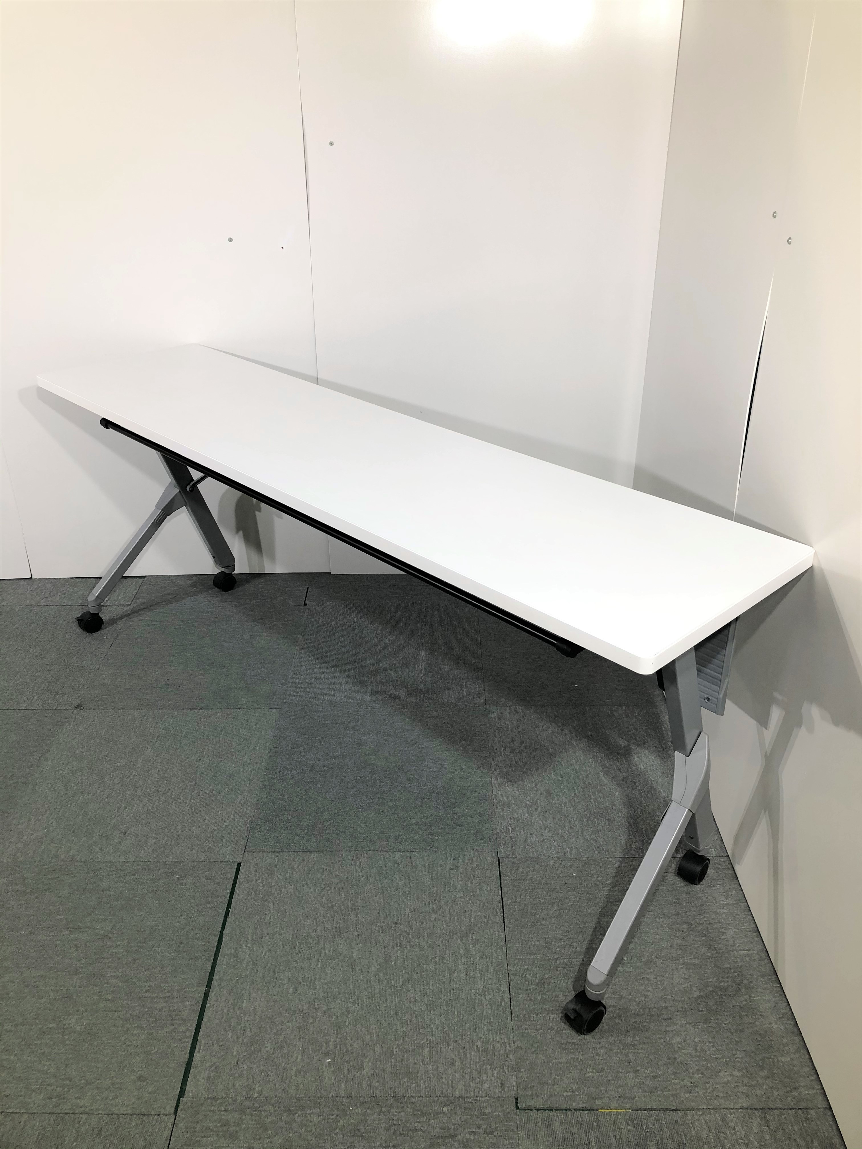 コクヨ製　ホワイトカラー　W1500サイズ　サイドスタックテーブル入荷！！【関西倉庫在庫】
                        その他シリーズ
                                    中古
            