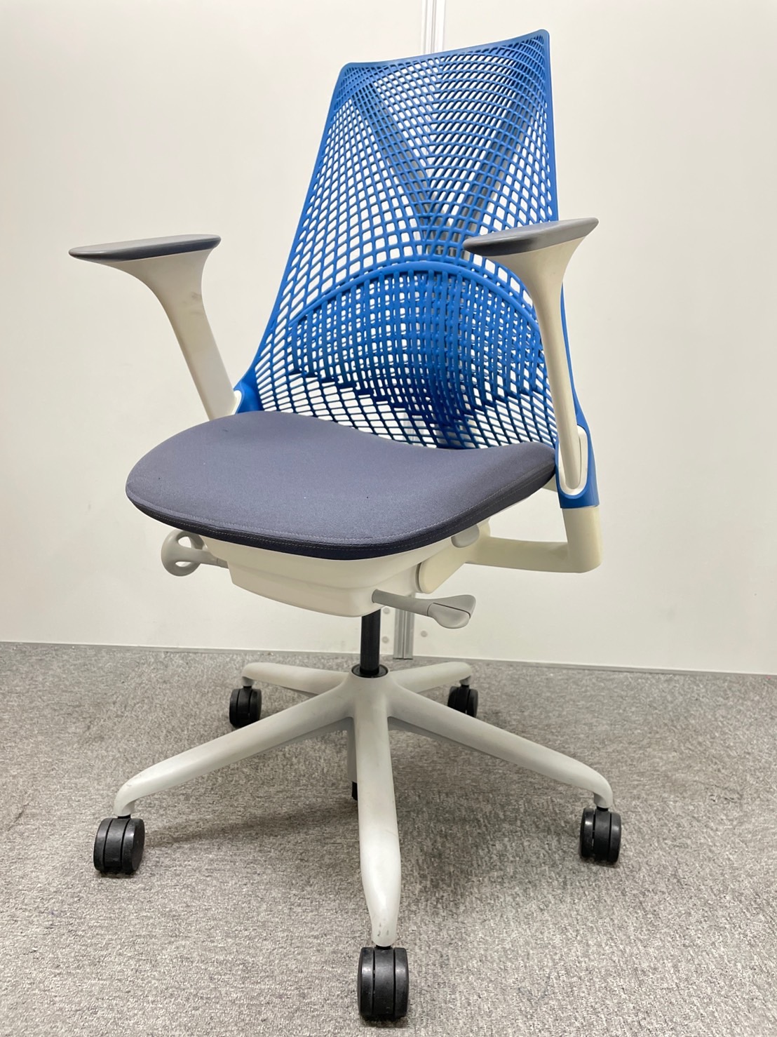 【在庫入れ替えの為お値引！】【座面に凹み・背面フレームに日焼け有り】ハーマンミラー　セイル　ブラック×ブルー【ロット商品】【20脚】【京都・滋賀】
                        セイルチェア
                                    中古
            