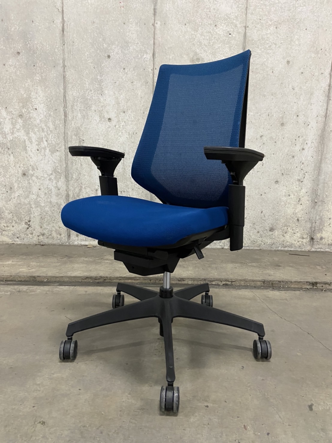 【快適な座り心地！】■コクヨ製　デュオラチェア　肘付き　ブルー【関東倉庫在庫】（管理番号：【先行予約品】)
                        デュオラチェア
                                    中古
            