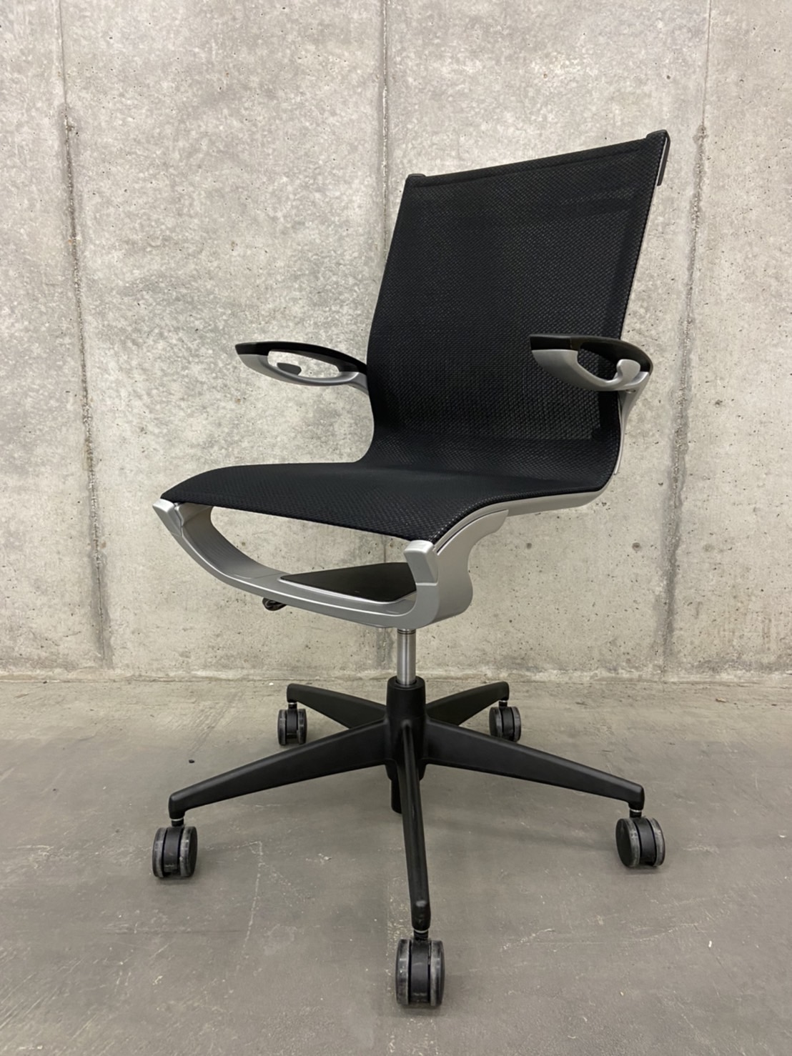 【関東倉庫在庫品】コクヨ製・『アクティナ』入荷いたしました！ミーティングチェアには珍しいデザイン、高級感のあるフレームにブラックカラー。
                        アクティナ
                                    中古
            