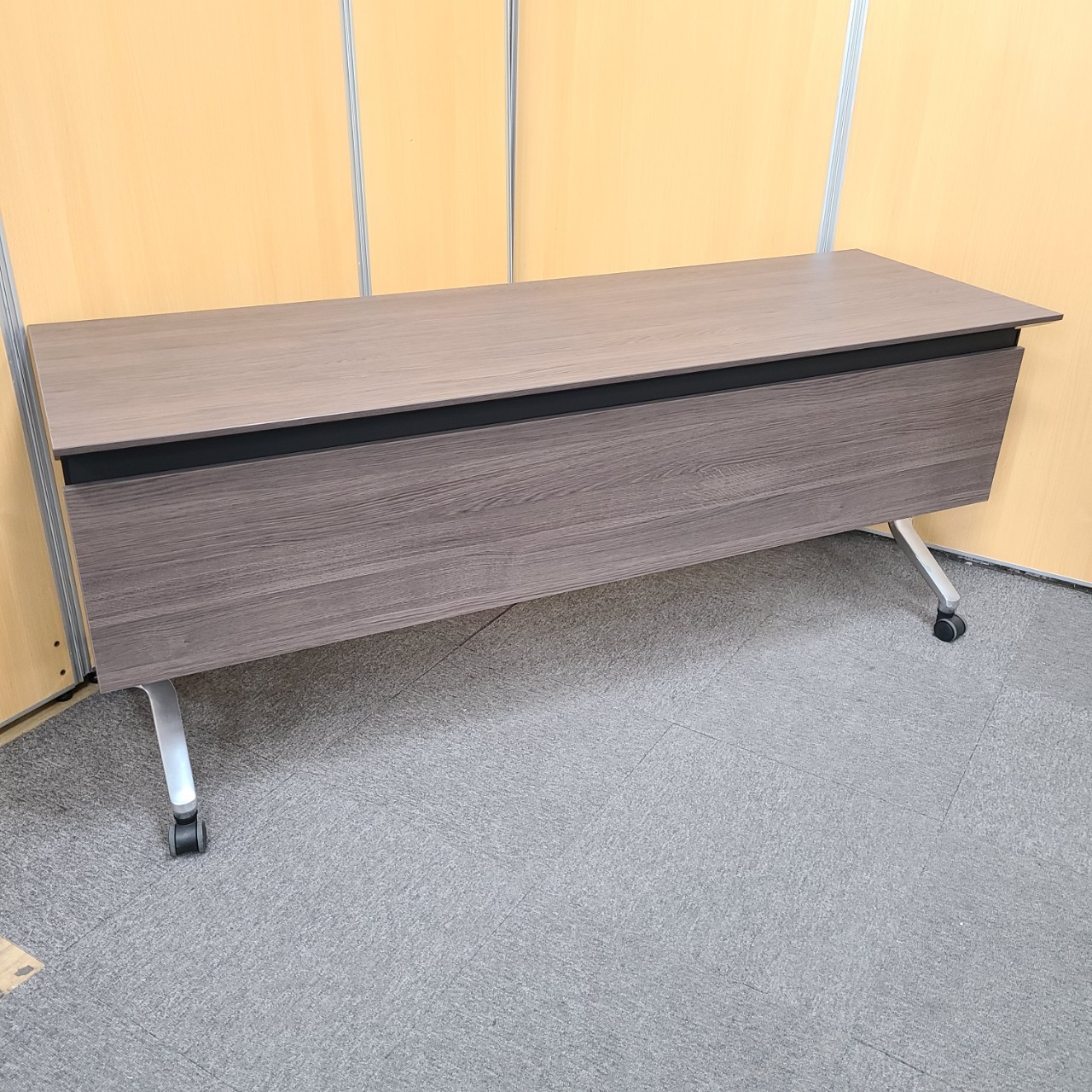 【1台限定】コクヨ製の高級フラップテーブル！W2000１台入荷！会議室にいかがでしょうか！オフィス 家具 中古 ブラウン 木目
                        CONFEST
                                    中古
            