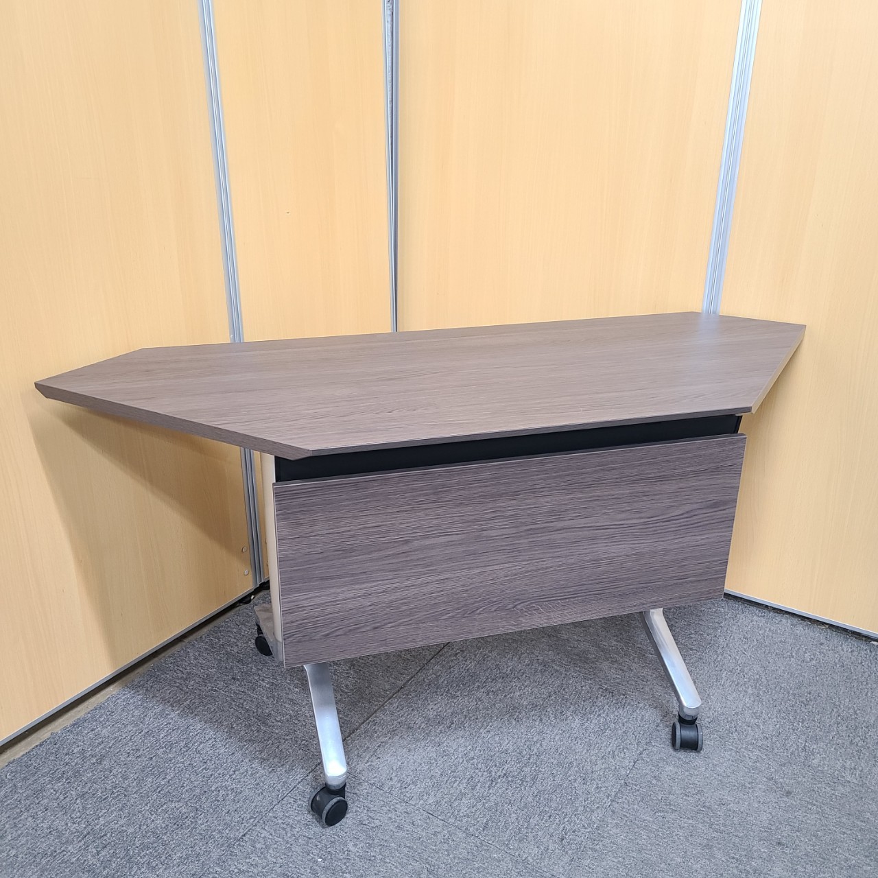 【３台限定】コクヨ製の高級フラップテーブル！３台入荷！会議室にいかがでしょうか！オフィス 家具 中古 ブラウン 木目
                        CONFEST
                                    中古
            