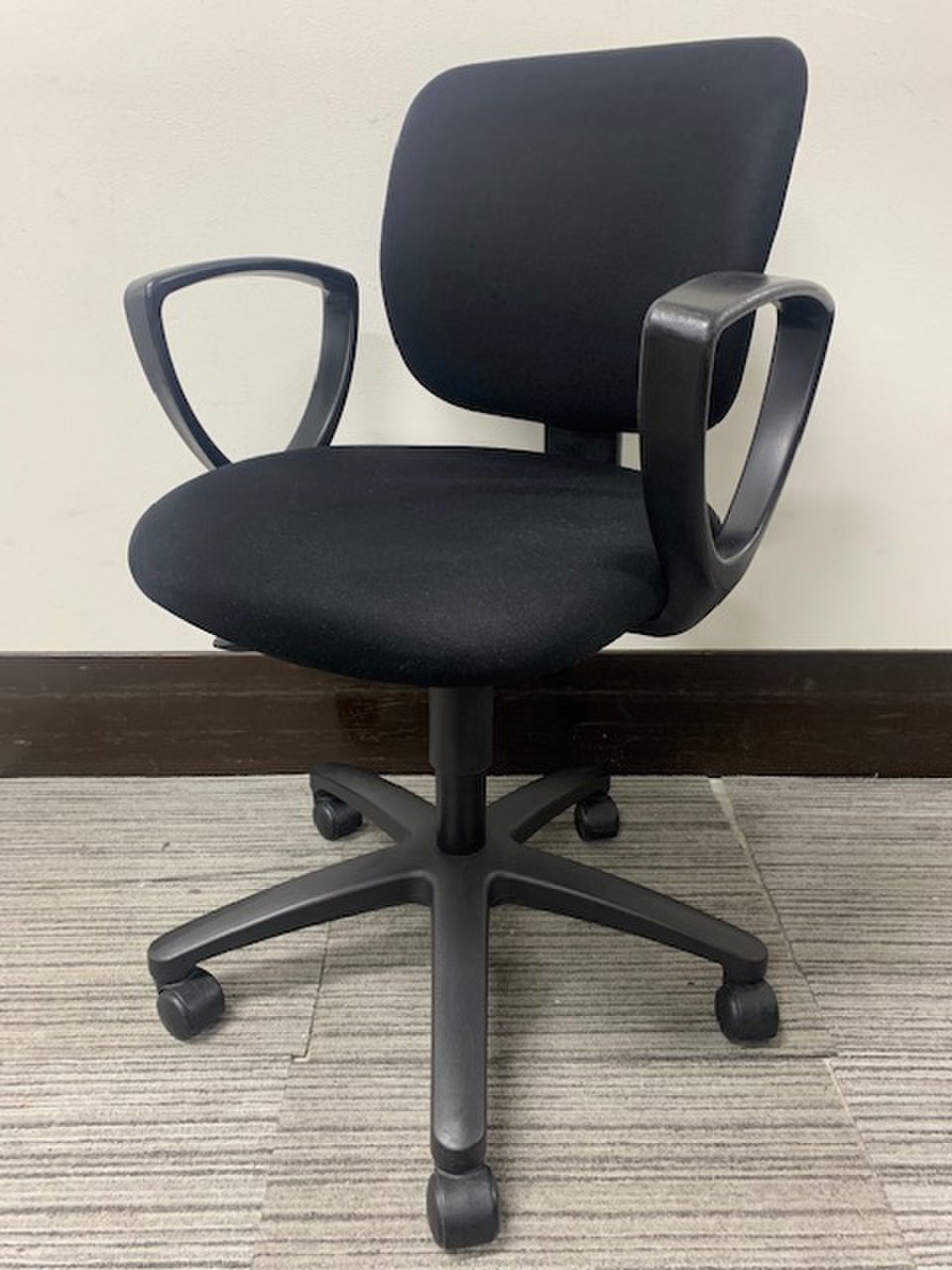 【関東倉庫在庫品】コクヨ製・『イーザ肘付き』チェア大量入荷！！その数なんと900脚以上！オフィスチェアを大量にお探しの方・起業・移転を考えのお客様におすすめです！（管理番号：【先行予約品】)
                        イーザ
                                    中古
            