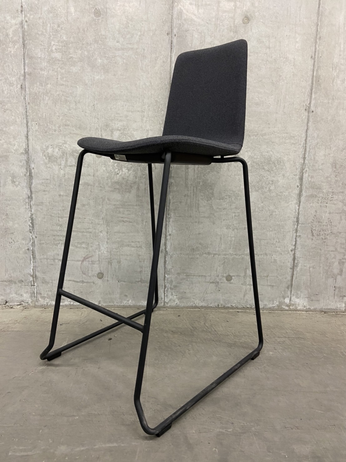 【関東倉庫在庫】【限定1脚】【新品定価6万円以上！】コクヨ製・『ミケット』入荷！カラーはミディアムグレー！モノトーン調の高級感のあるチェアとなっております！ご自宅のキッチンにもおすすめです！弊社使用欄【A00827428】
                        その他シリーズ
                                    中古
            