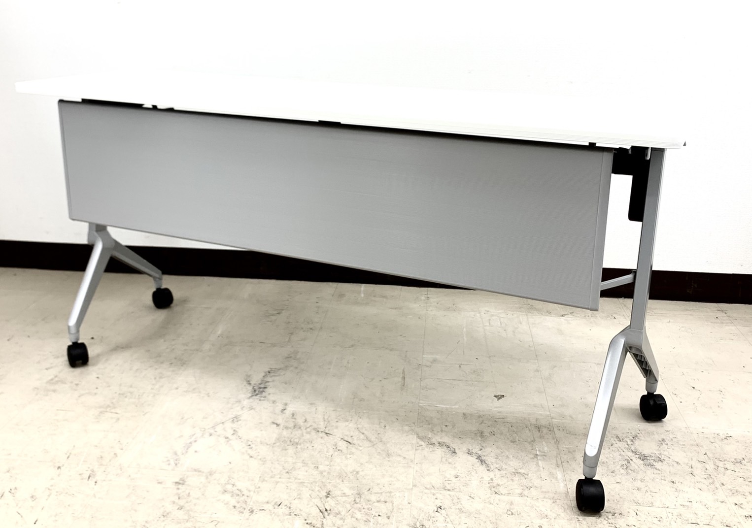 【2015年製】収納・移動便利！キャスター付き平行スタックテーブル※ホワイト天板仕様◆コクヨ製【RP】
                        リーフライン
                                    中古
            