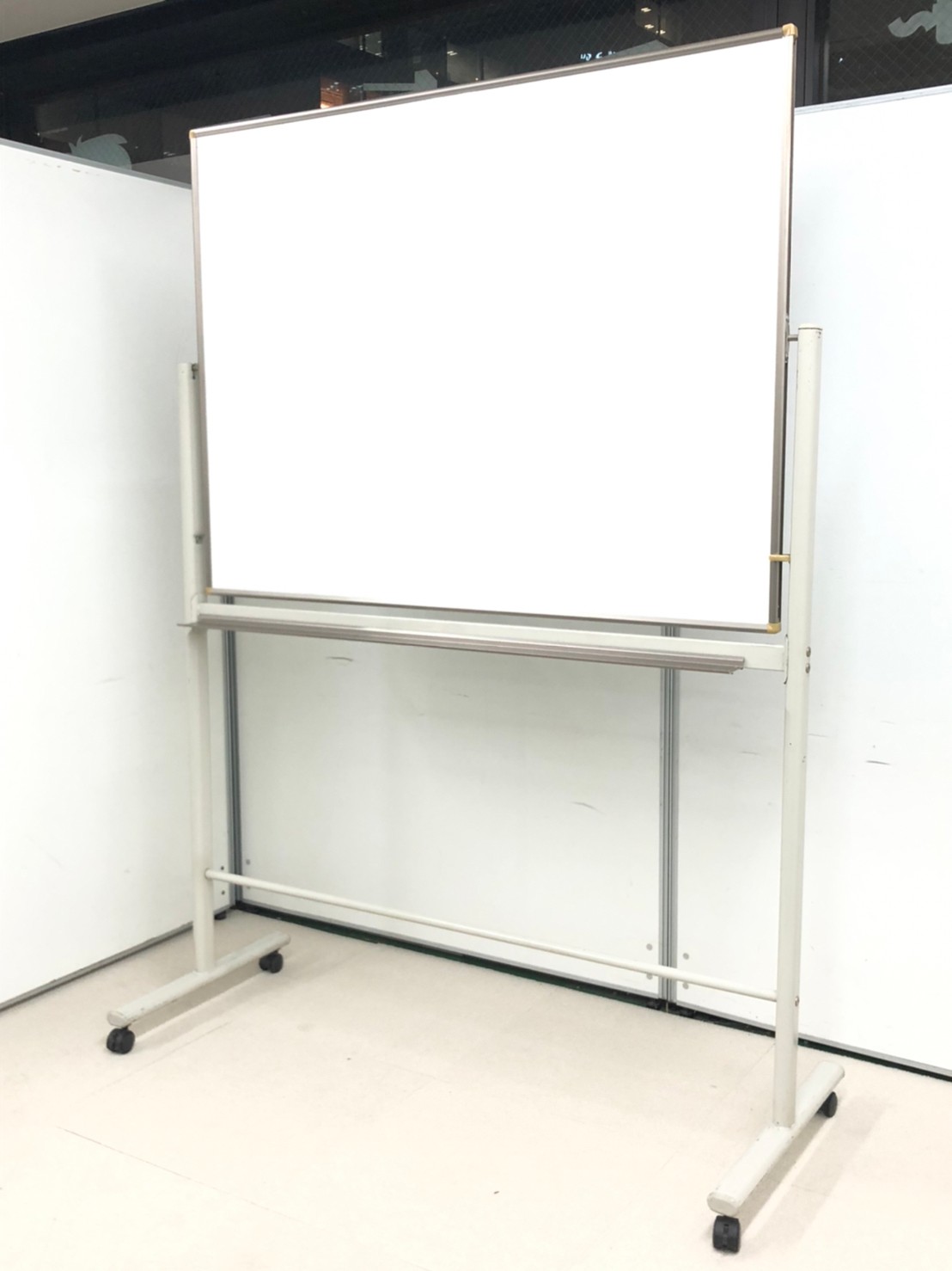 【レア商品】両面ホワイトボード自立式　W1200タイプのコンパクトサイズ
                        その他シリーズ
                                    中古
            