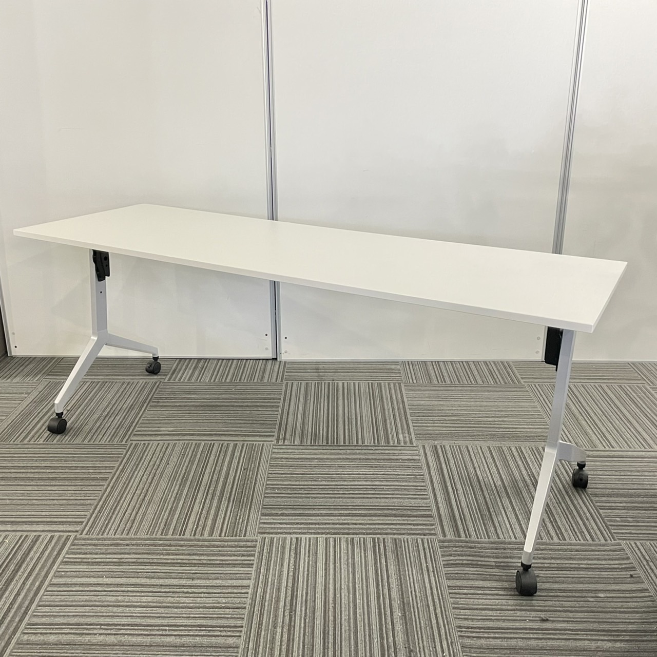 ウチダ製　パラグラフシリーズ　ホワイトカラー　幕板なし　サイドスタックテーブル！！
                        パラグラフテーブル
                                    中古
            