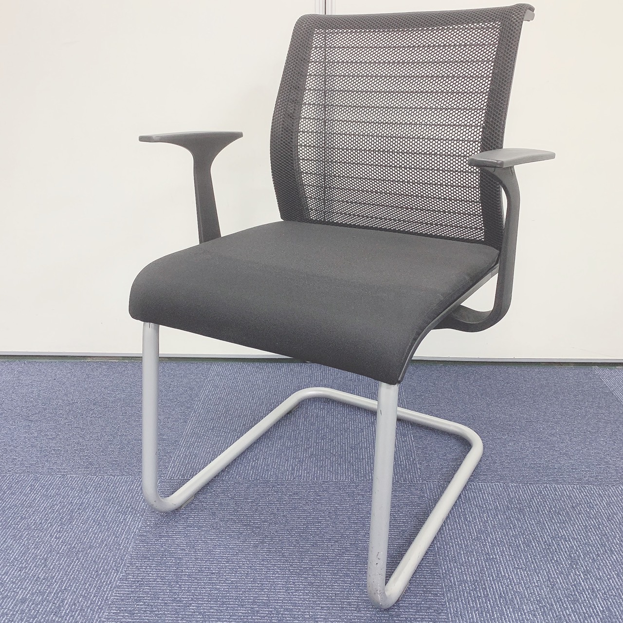 ミーティングチェア　カンチレバーチェア　スチールケース　シンク　メッシュ　肘付　ブラック
                        シンクチェア（2014年以前モデル）
                                    中古
            