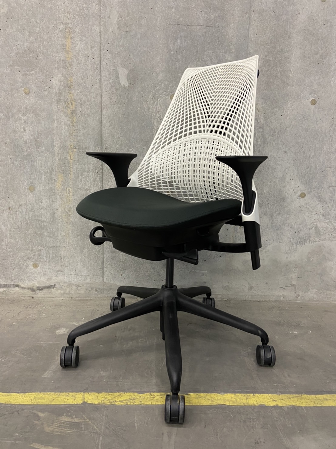 【先行予約品】【関東倉庫在庫品】ハーマンミラー製・『セイルチェア』入荷しました！身体にぴったりなじむ、頼りになるチェアそれがセイルチェアです！大きく背もたれが優しくフィット！他にはない背中のフィット感！海外製ならではのオシャレなデザイン！弊社使用欄【A00828788】
                        セイルチェア
                                    中古
            