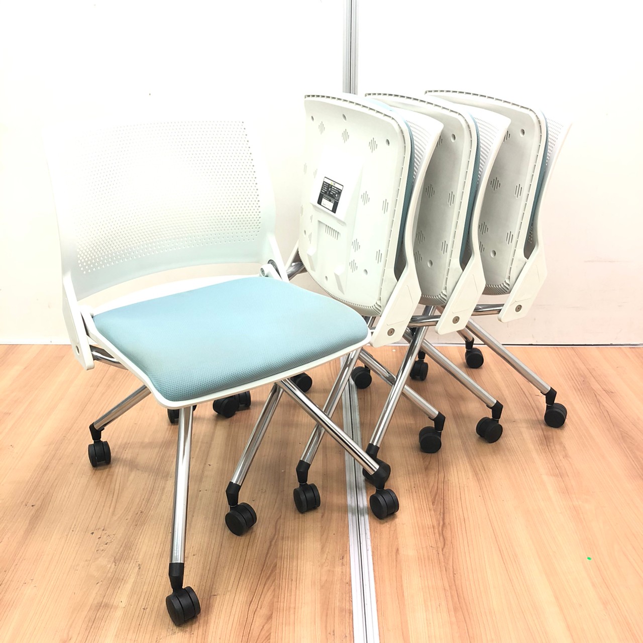 【お得な4脚セット】おしゃれな会議室/ ミーティングチェア/多目的チェア
                        クリール
                                    中古
            