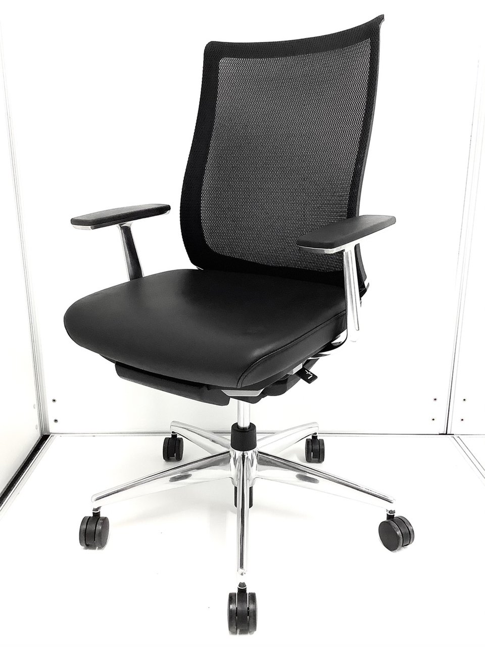 大人気／固定肘／限定2脚　◆KOKUYO／コクヨ　◆Bezel／ベゼル
                        ベゼル（アルミポリッシュ脚）
                                    中古
            