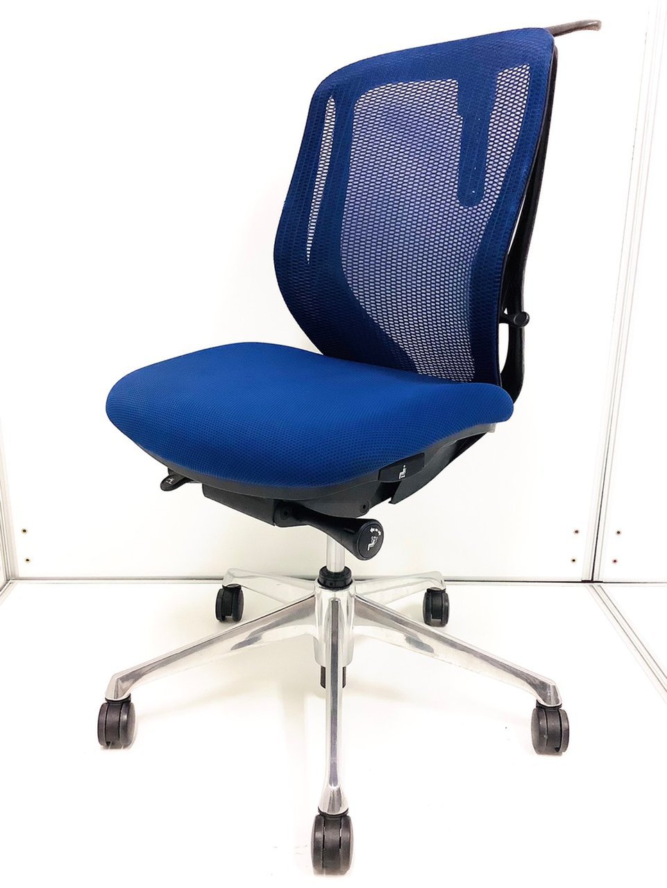 【長時間のデスクワークおすすめ！】■オカムラ製　シルフィーチェア　ブルー　ハンガー付　■３次元曲面のフィット感をお試しください！
                        シルフィー（メッシュ）
                                    中古
            