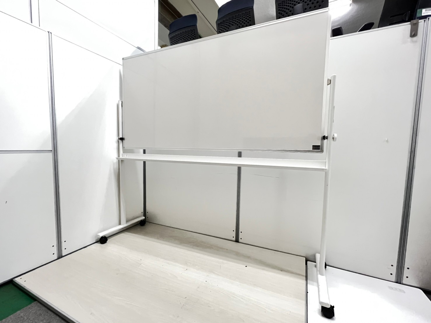 【両面回転式！】
広々使える幅1800mmの自立ホワイトボードです。
■イトーキ/ホワイト
                        その他シリーズ
                                    中古
            