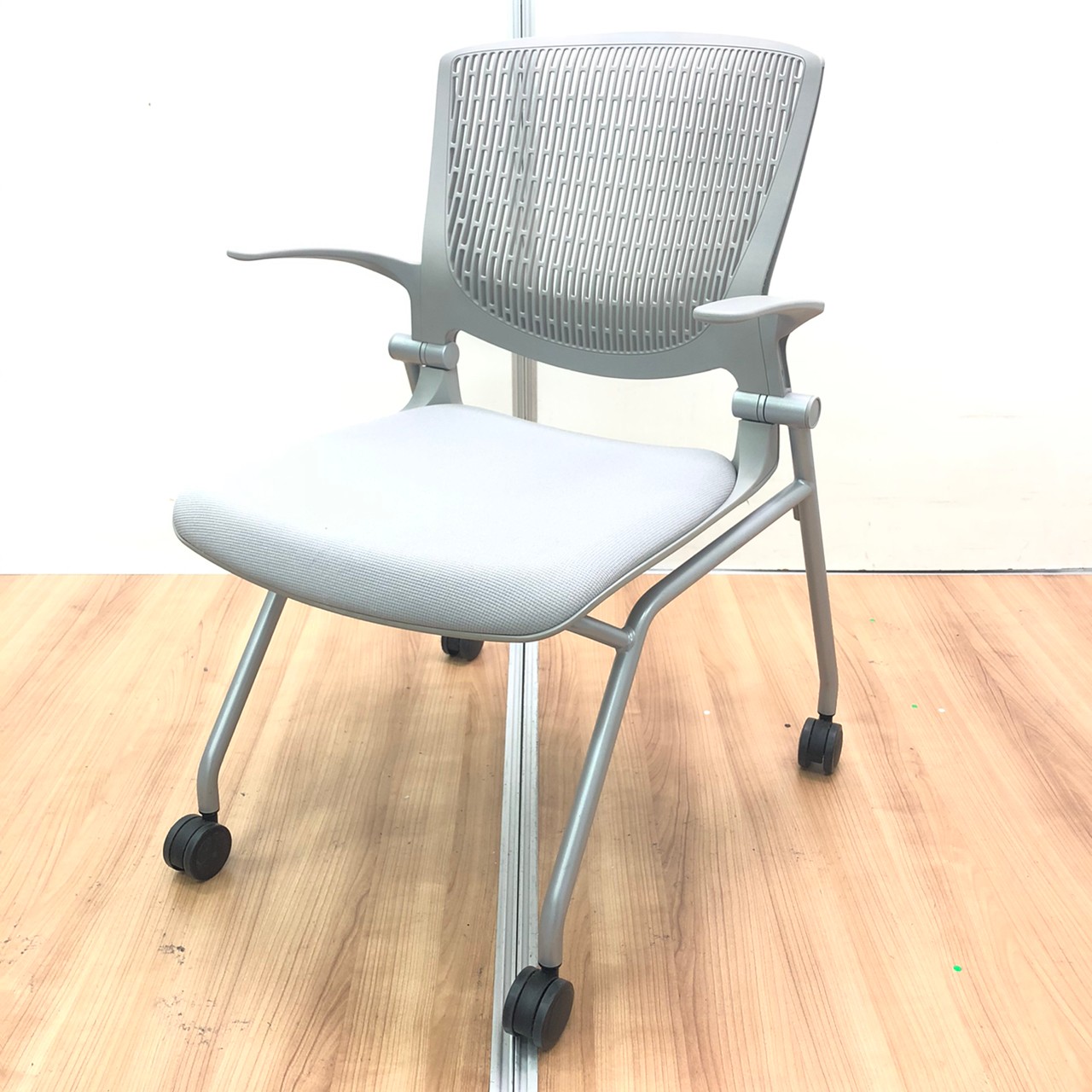 【残り1脚】ミーティング用/肘付き/打ち合わせや会議の疲労軽減
                        グラータ
                                    中古
            