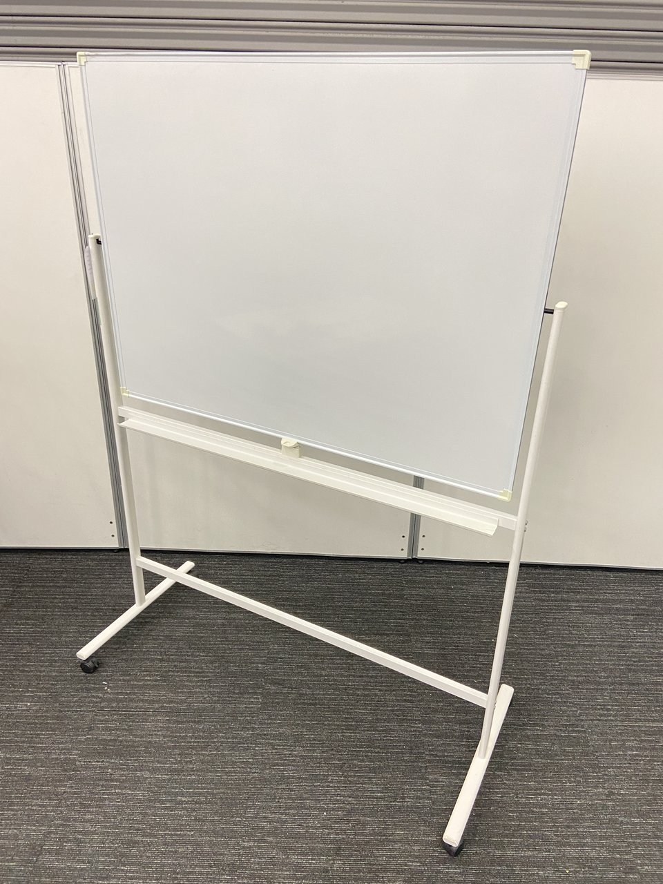 【ちょうど良いサイズで使いやすい！】■プラス製　脚付ホワイトボード　W1200×H900mm　両面タイプ
                        LB
                                    中古
            