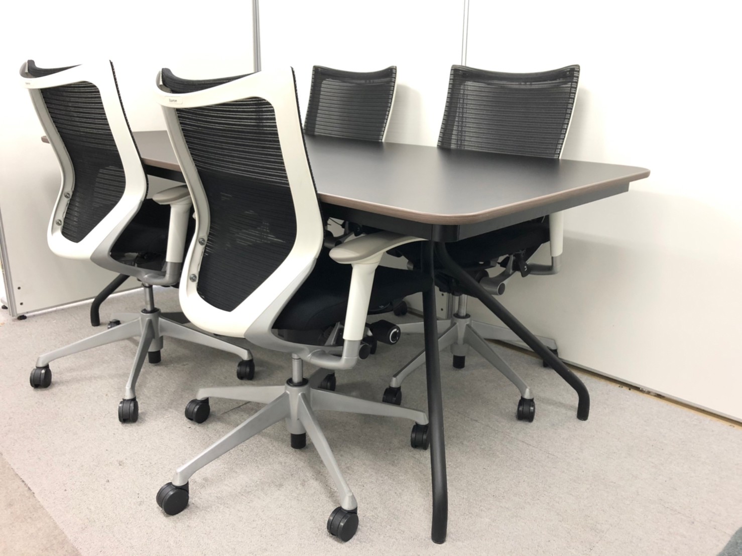 テーブル+チェア4脚のお買い得セット！テーブルはイトーキ　チェアはオカムラのバロンチェアです！
                        その他シリーズ
                                    中古
            