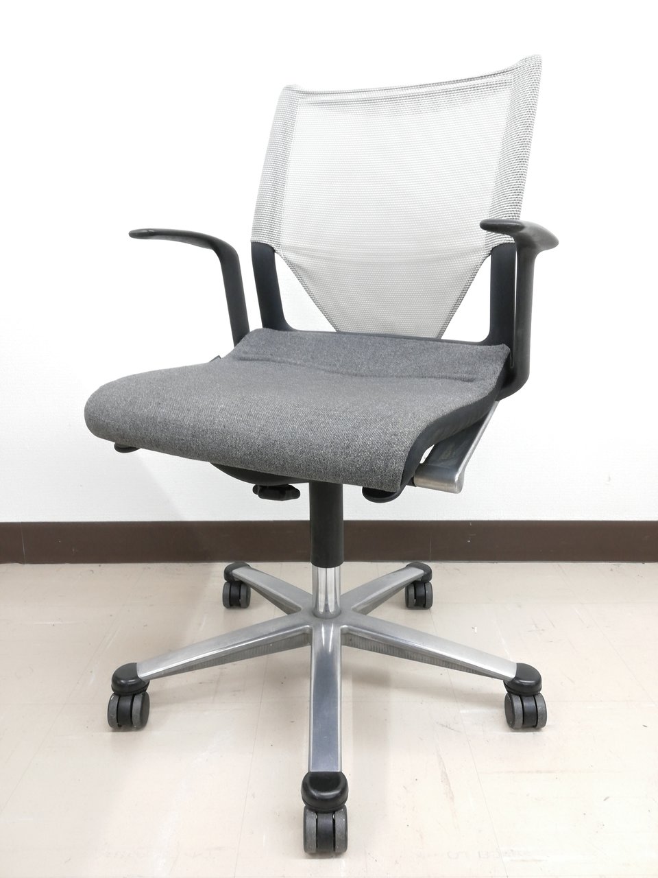 【人間工学のノウハウを集約！】■ウィルクハーン　モダスチェア　肘付　グレー　■海外ブランドの上質なデザイン！
                        モダス
                                    中古
            