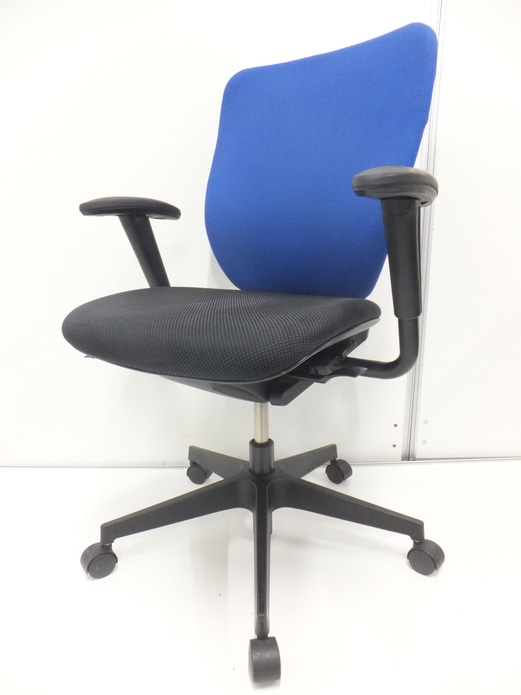 コスパ抜群の人気チェア！イトーキ製のプラオチェア入荷！
                        プラオ
                                    中古
            