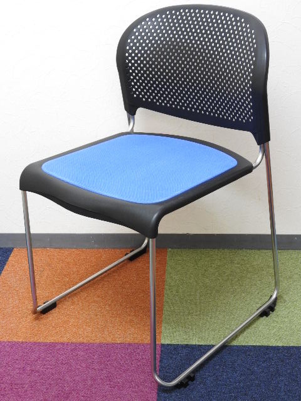 【使い勝手の良い軽量タイプ！】■オカムラ製　スタッキングチェア　ブルー　■在庫限りのお買い得品！【おつとめ品】【M】
                        8114F
                                    中古
            