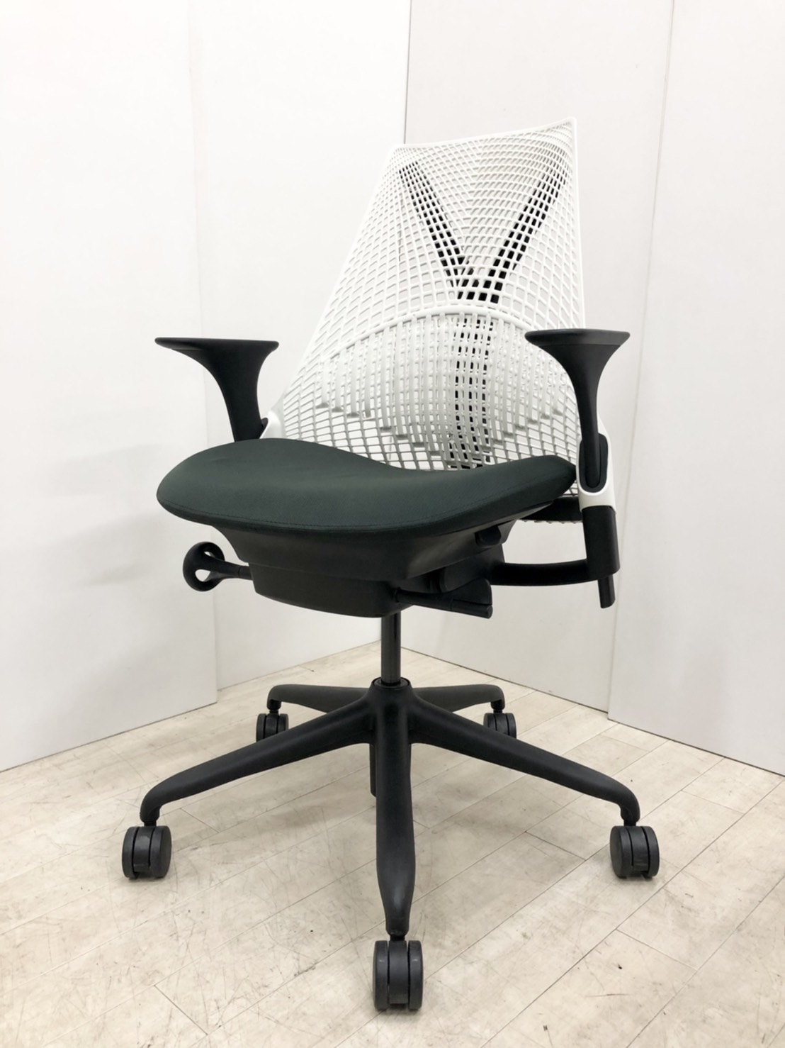 【可動肘】ハーマンミラー/セイル/背もたれホワイト/座面ダークグリーン
                        セイルチェア
                                    中古
            